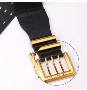 Detailansicht der schwarzen elastischen Taillengürtel mit dreifacher goldener Schnalle