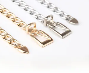 Détail de ceintures en chaîne métallique or et argent avec boucle carrée de réglage