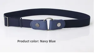 Vue détaillée de la ceinture élastique bleu marine avec anneau en métal et cuir