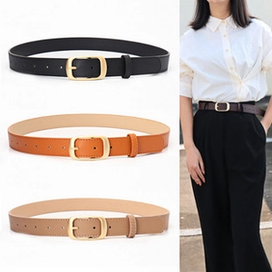 Vue détaillée de trois ceintures en cuir avec boucles en U dorées et mannequin les portant