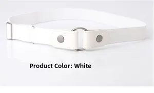 Détail de la ceinture élastique blanche avec anneau en métal argenté et boutons-pression