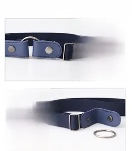 Détail de la ceinture élastique bleue montrant la boucle en alliage argenté et la sangle