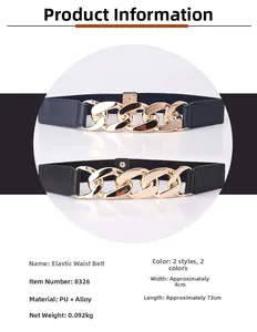 Détail d'une ceinture élastique de 4 cm de large avec boucle chaîne en métal noir et bleu