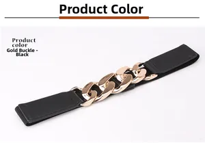 Détail d'une ceinture élastique noire avec grosse boucle en chaîne dorée