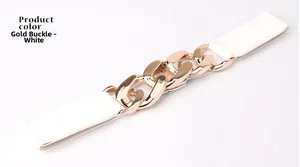 Détail de la boucle dorée à trois anneaux polis sur une ceinture élastique blanche
