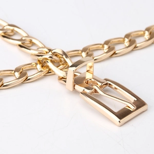 Ceinture chaîne à maillons dorés polis pour femmes avec boucle métallique minimaliste chic