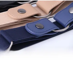 Détail des ceintures élastiques en noir, kaki et marine avec finitions en cuir et boucles