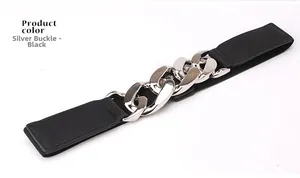Détail d'une large ceinture élastique pour femme avec boucle en chaîne métallique argentée