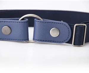 Détail de la boucle en métal argenté et du tissu élastique bleu sur une ceinture femme