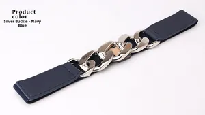 Détail d'une ceinture élastique bleu marine avec une boucle décorative en chaîne argentée