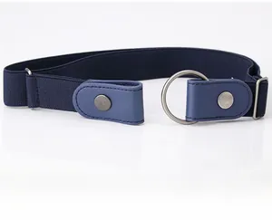 Vue détaillée de la ceinture élastique bleu foncé avec texture tressée et boucle ronde
