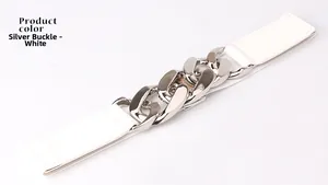 Détail d'une large ceinture élastique blanche avec une boucle à grosse chaîne argentée