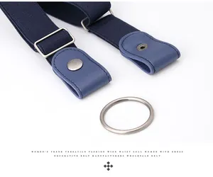 Vue détaillée d'une ceinture élastique bleue avec boucle argentée et finitions cuir