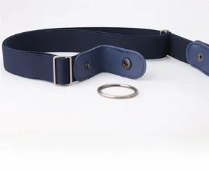 Détail de la ceinture élastique bleu marine avec extrémités en simili cuir et bouton