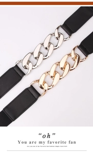 Détail de ceinture élastique avec de larges maillons de chaîne en métal doré et argenté