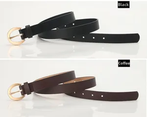 Détails des boucles dorées rondes sur des ceintures en cuir noir et marron café pour femme