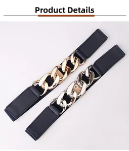 Détail de ceinture large élastique avec boucle en chaîne métallique dorée et argentée