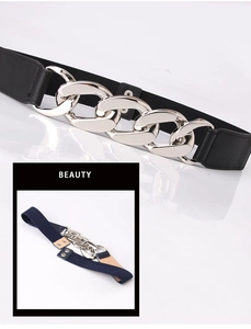 Détail d'une ceinture élastique large avec grande boucle de chaîne en métal argenté