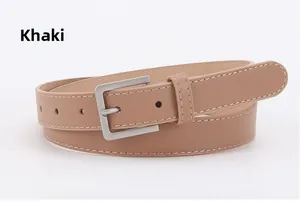 Dettaglio cintura in pelle kaki con fibbia in metallo satinato e cuciture bianche artigianali
