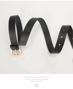 Détail d'une ceinture fine en cuir noir avec boucle ronde dorée et finition texturée