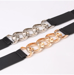 Détail de ceintures élastiques pour femmes avec boucles à grosses chaînes dorées et argentées