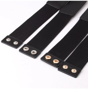 Gros plan sur les ceintures élastiques noires avec bouts en cuir et boutons-pression en métal