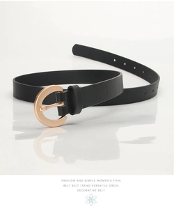 Détails d'une fine ceinture noire mate pour femme avec boucle ronde dorée et perforations