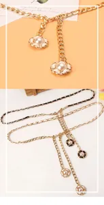 Détail du pendentif camélia avec perles sur ceinture chaîne dorée et cuir tressé