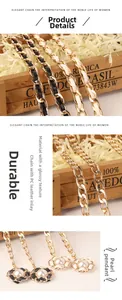 Détail de la chaîne tressée en métal doré et cuir avec pendentif fleur en perle