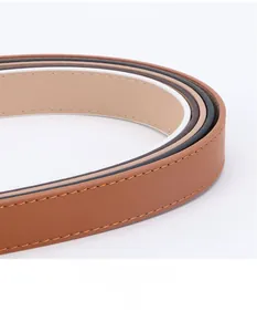 Dettaglio di cinture sottili colorate da donna con cuciture fini e texture eleganti