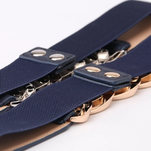 Ceinture élastique bleu foncé avec détails de chaînes dorées et ornements de rivets