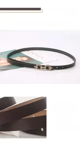 Détail de fines ceintures en cuir noir et marron avec boucle dorée à double anneau