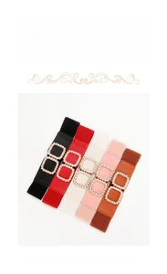 Dettaglio cinture elastiche larghe con fibbie quadrate di perle in cinque colori