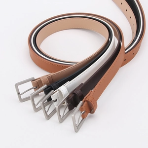 Set di quattro cinture minimaliste in pelle PU in marrone, nero e bianco con fibbie metallo