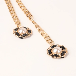 Ceinture chaîne dorée élégante avec tissage en cuir noir et pendentif fleur perle