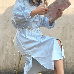 Elegante catena in vita con perle da donna e chiusura in metallo su vestito azzurro