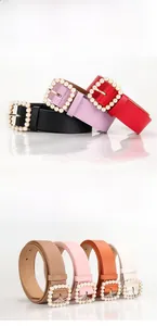 Dettaglio di eleganti cinture in ecopelle con fibbie dorate decorate con perle multicolore