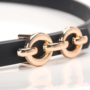 Ceinture fine en cuir noir pour femmes avec une boucle à double anneau doré poli élégante