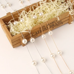 Elegante catena in vita con perle bianche e maglie dorate lucide dal design minimale