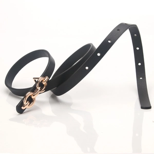 Ceinture noire minimaliste pour femme avec boucle de chaîne dorée pour robes et jeans