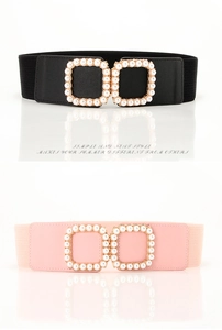 Dettaglio di cinture elastiche con fibbie quadrate con perle nei colori nero e rosa