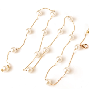 Elegante cintura a catena dorata da donna con perle bianche e dettagli in strass