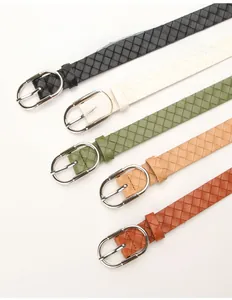 Détail de cinq ceintures tressées pour femmes en diverses couleurs avec boucle ovale