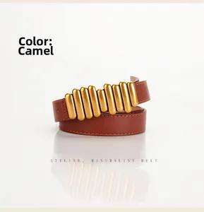 Dettaglio di cintura in pelle cammello con elegante fibbia dorata e cuciture minimaliste