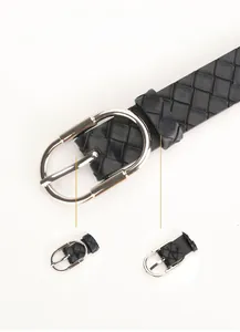 Détail de la ceinture tressée en cuir avec boucle en alliage argenté poli de qualité
