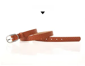 Détail de ceinture en cuir tressé camel avec boucle en métal argenté texturé