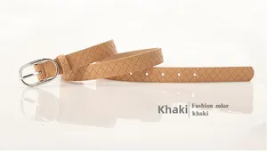 Détail d'une ceinture tressée kaki avec une boucle ardillon ovale en argent poli brillant