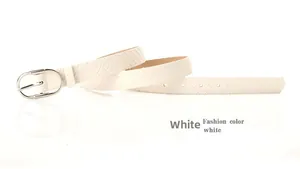 Détail de la ceinture tressée blanche avec boucle métallique ovale argentée