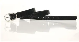 Détail d'une ceinture tressée noire avec boucle en D argentée et finition texturée fine