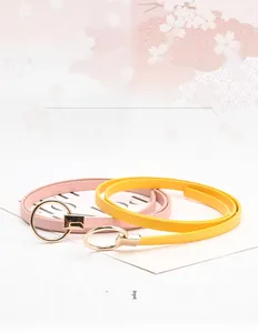 Schmale Ledergürtel in Rosa und Gelb mit runden goldenen Metallschnallen für Damen